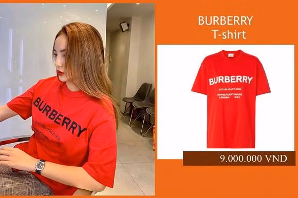 Nhìn có vẻ bình dân nhưng mẫu áo thun đỏ của Burberry không hề rẻ chút nào. Kỳ Duyên đã chi 9 triệu đồng để được sở hữu mẫu áo này.