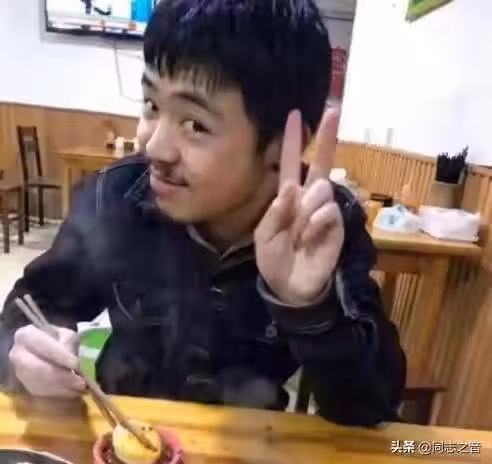 Soái ca, soái tỷ TikTok bị lộ ảnh qua cam thường "đẹp đến... xuất quỷ" ảnh 19