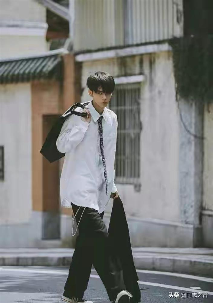 Soái ca, soái tỷ TikTok bị lộ ảnh qua cam thường "đẹp đến... xuất quỷ" ảnh 12