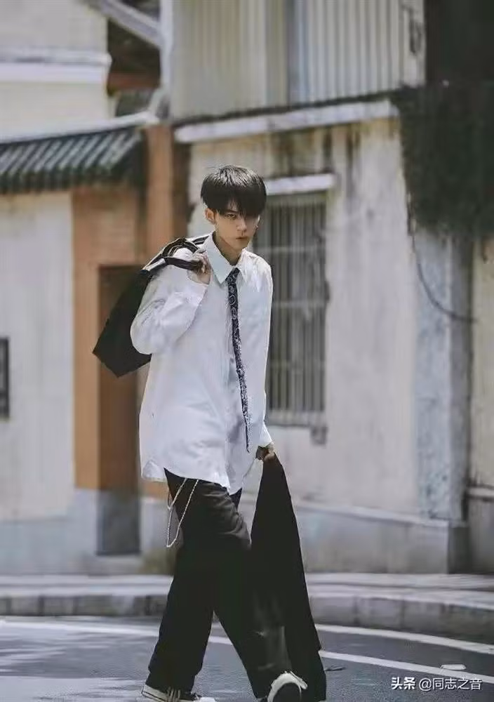 Soái ca, soái tỷ TikTok bị lộ ảnh qua cam thường "đẹp đến... xuất quỷ" ảnh 12