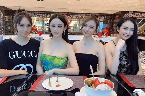 Hội chị em Huyền Baby,Hạnh Sino... chẳng chung huyết thống vẫn giống nhau như tạc ảnh 2