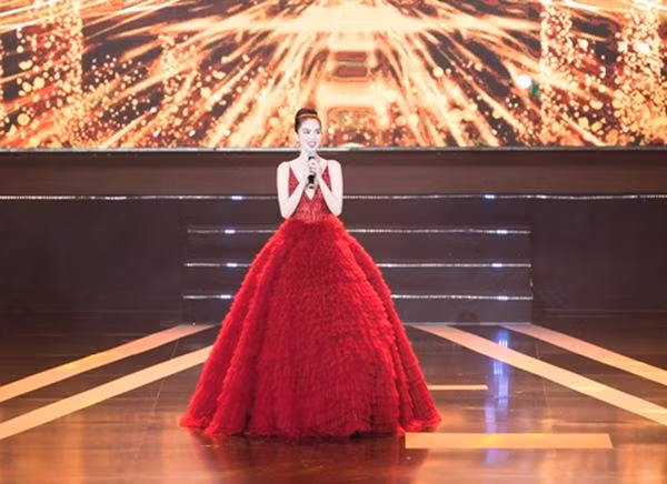 10 bộ cánh sắc đỏ rực rỡ nhất năm 2020 ảnh 5