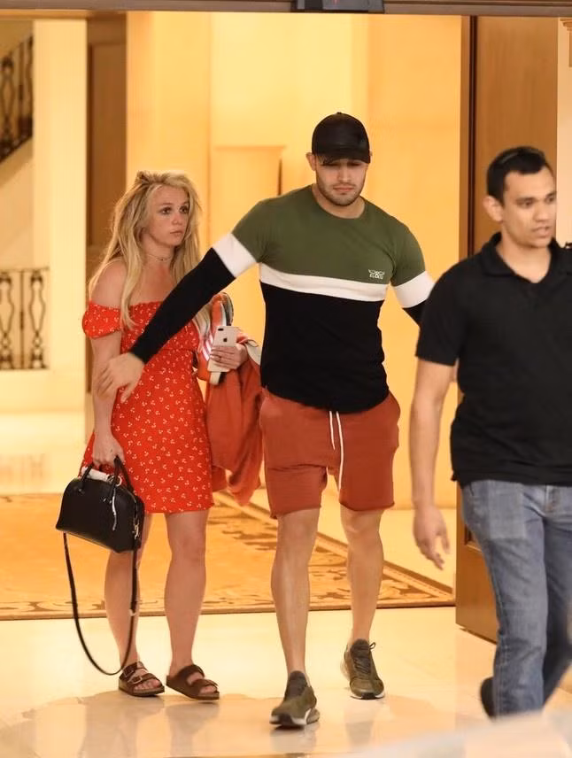 Britney Spears không mấy vui vẻ khi liên tục ra tòa với cha ruột. Ảnh: TMZ.