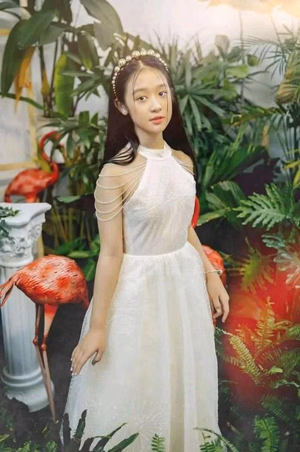 Cô bé rất chăm chỉ đi dự sự kiện, tham gia các hoạt động văn hóa nghệ thuật, ngoài ra còn đi làm từ thiện và chia sẻ những khoảnh khắc đời thường bên gia đình.