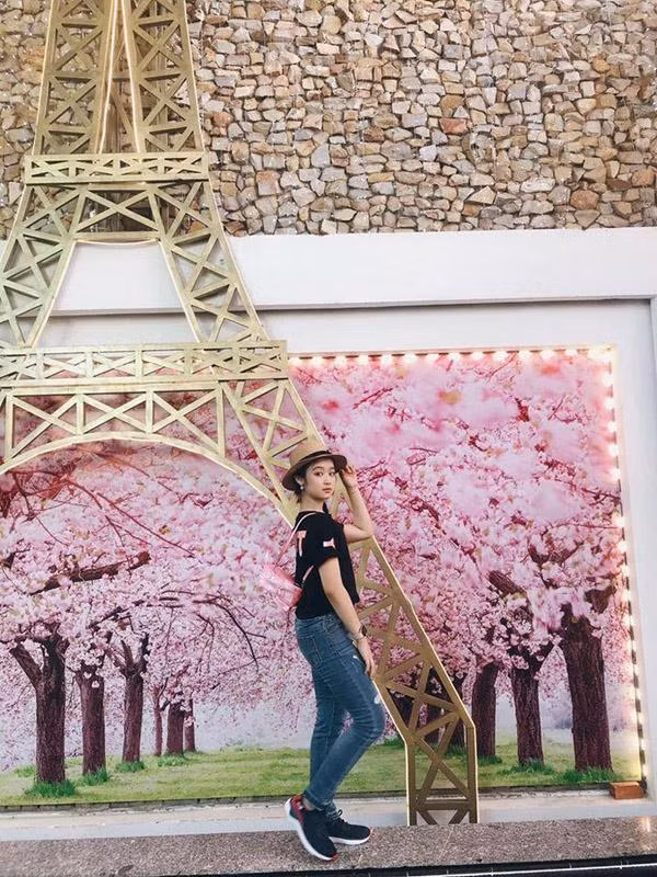 Bảo Ngọc vẫn giữ phong độ nhan sắc cực xinh đẹp, dịu dàng, gây ấn tượng khó phai nhờ chiếc răng khểnh rất duyên.