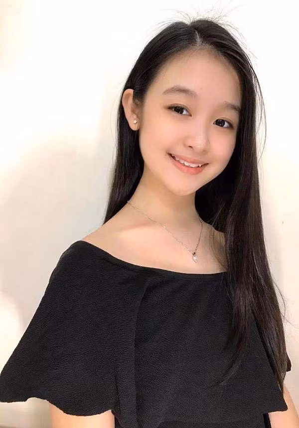 Ngắm những bức ảnh Bảo Ngọc chụp gần đây, nhiều người ngỡ ngàng nhận ra hoa khôi nhí ngày nào đã lớn bổng, ngày càng thu hút mọi ánh nhìn.