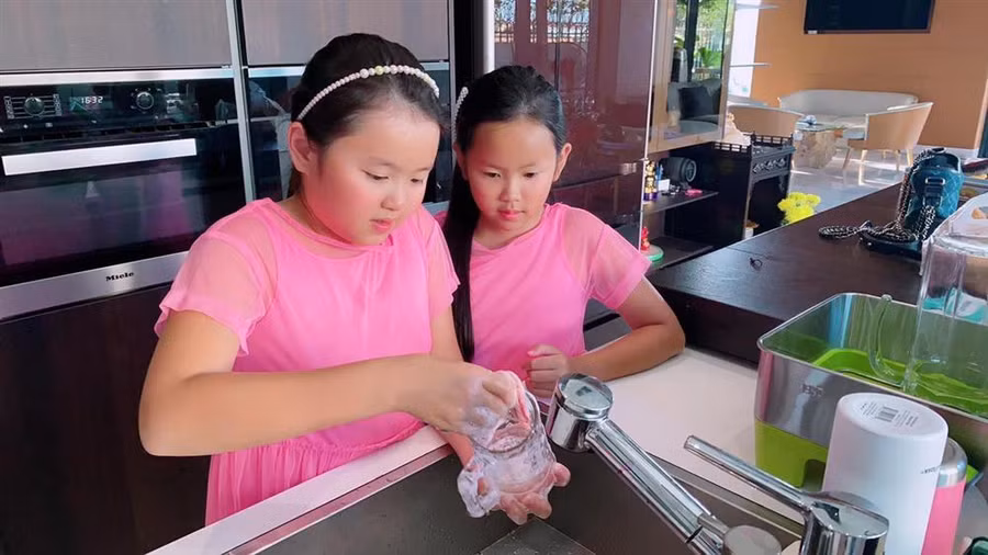 2 chân dài 2k11 xách túi 200 triệu, danh tính không vừa: bố doanh nhân, mẹ chủ công ty-12