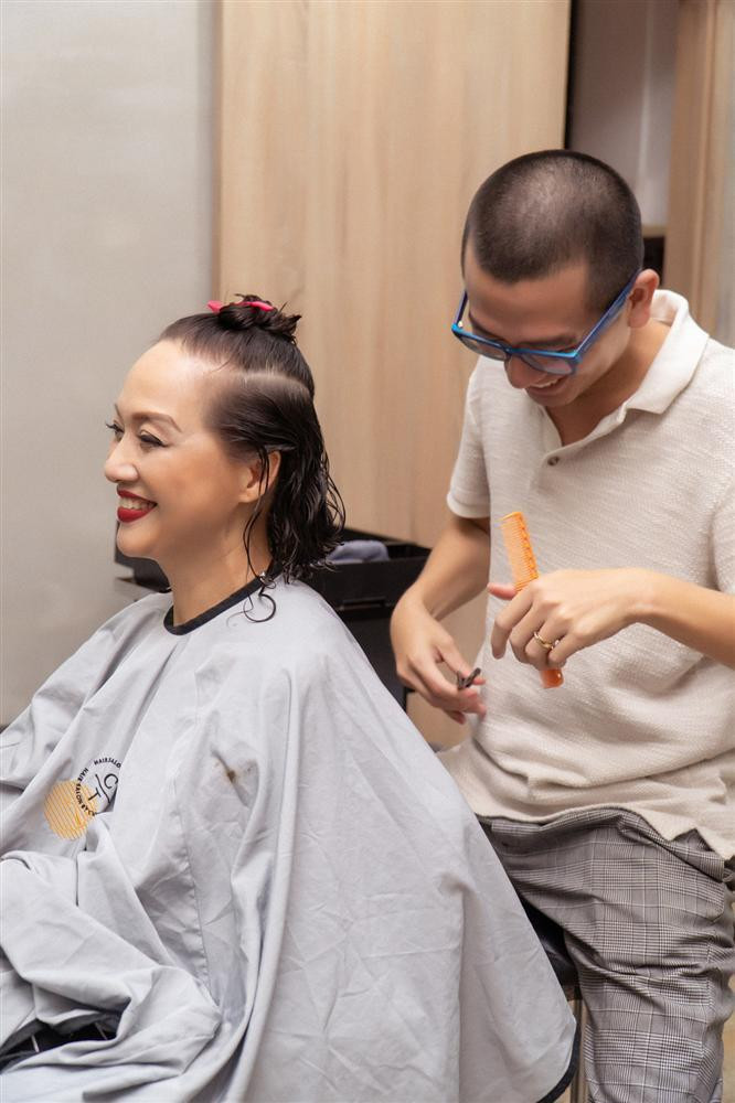 Bất ngờ cắt phăng mái tóc dài gìn giữ 20 năm, NSND Lê Khanh "lột xác" khó nhận ra ảnh 6 Bất ngờ cắt phăng mái tóc dài gìn giữ 20 năm, NSND Lê Khanh "lột xác" khó nhận ra ảnh 6