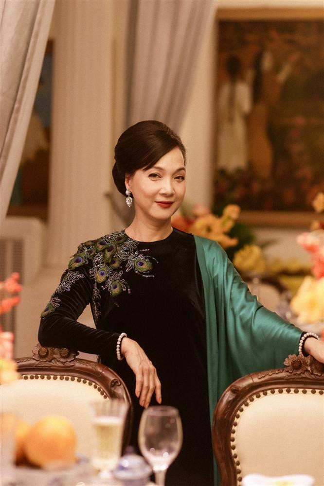 Bất ngờ cắt phăng mái tóc dài gìn giữ 20 năm, NSND Lê Khanh "lột xác" khó nhận ra ảnh 4 Bất ngờ cắt phăng mái tóc dài gìn giữ 20 năm, NSND Lê Khanh "lột xác" khó nhận ra ảnh 4