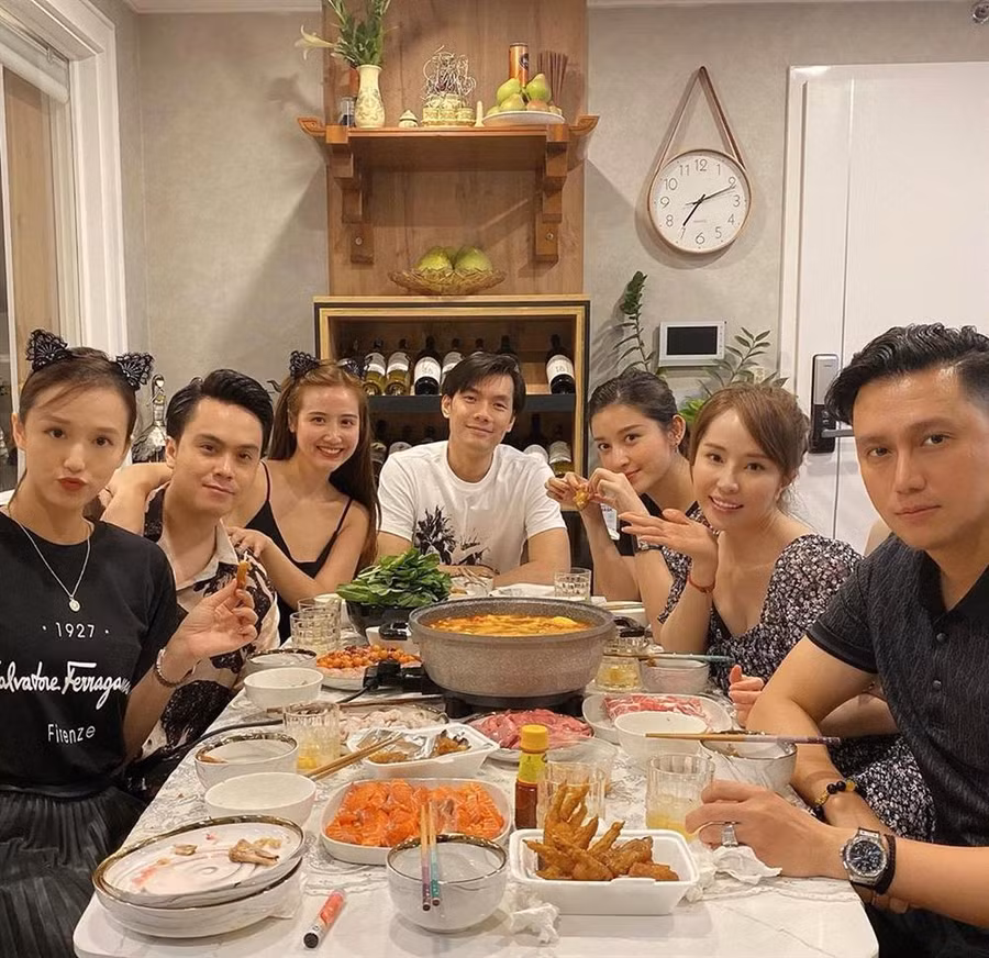 Xuất hiện cùng hội bạn thân, Quỳnh Nga và Việt Anh bị chê xuống sắc ảnh 2