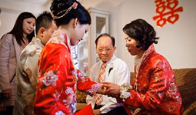 Trong đám hỏi, bố mẹ tôi cất lời hứa hẹn sẽ tặng vợ chồng tôi 1 căn hộ làm quà cưới. (Ảnh minh họa).