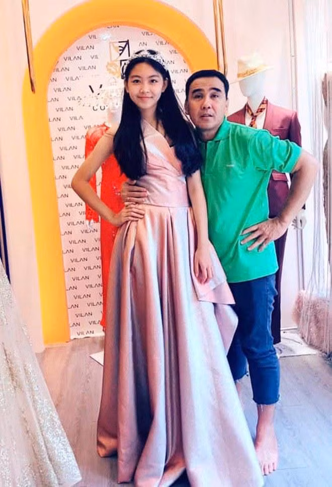 Con chỉ việc xinh đẹp, bố sẵn sàng làm nền để con nổi bật hơn.