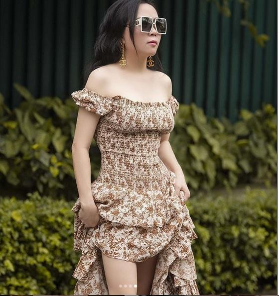 Phượng Chanel bị bóc mẽ photoshop da trắng toát, đầu gối biến mất ảnh 1 Phượng Chanel bị bóc mẽ photoshop da trắng toát, đầu gối biến mất ảnh 1