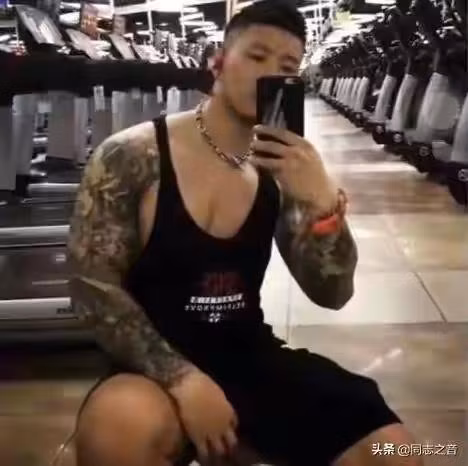 Soái ca, soái tỷ TikTok bị lộ ảnh qua cam thường "đẹp đến... xuất quỷ" ảnh 20