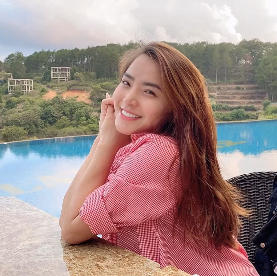 Hải Băng: Sau khi sinh con gái đầu lòng, giọng ca "Viên đá nhỏ" cho biết cô thường xuyên bị stress và rơi vào trạng thái trầm trọng. Thời điểm đó, nữ ca sĩ tập tành kinh doanh qua mạng và xem đây là công việc giúp cô tìm thấy niềm vui sau sinh nở. Tuy nhiên qua thời gian, nhận thấy có duyên trong lĩnh vực này nên Hải Băng đã quyết định gắn bó lâu dài, thay vì lựa chọn quay trở lại hoạt động tích cực ở showbiz.