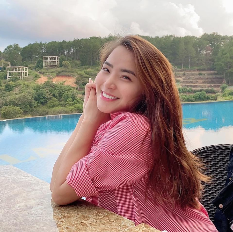 Hải Băng: Sau khi sinh con gái đầu lòng, giọng ca "Viên đá nhỏ" cho biết cô thường xuyên bị stress và rơi vào trạng thái trầm trọng. Thời điểm đó, nữ ca sĩ tập tành kinh doanh qua mạng và xem đây là công việc giúp cô tìm thấy niềm vui sau sinh nở. Tuy nhiên qua thời gian, nhận thấy có duyên trong lĩnh vực này nên Hải Băng đã quyết định gắn bó lâu dài, thay vì lựa chọn quay trở lại hoạt động tích cực ở showbiz. Hải Băng: Sau khi sinh con gái đầu lòng, giọng ca "Viên đá nhỏ" cho biết cô thường xuyên bị stress và rơi vào trạng thái trầm trọng. Thời điểm đó, nữ ca sĩ tập tành kinh doanh qua mạng và xem đây là công việc giúp cô tìm thấy niềm vui sau sinh nở. Tuy nhiên qua thời gian, nhận thấy có duyên trong lĩnh vực này nên Hải Băng đã quyết định gắn bó lâu dài, thay vì lựa chọn quay trở lại hoạt động tích cực ở showbiz.