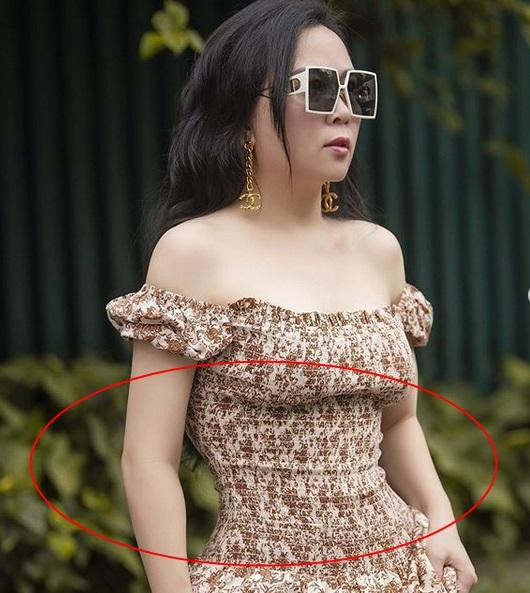 Phượng Chanel bị bóc mẽ photoshop da trắng toát, đầu gối biến mất ảnh 2 Phượng Chanel bị bóc mẽ photoshop da trắng toát, đầu gối biến mất ảnh 2