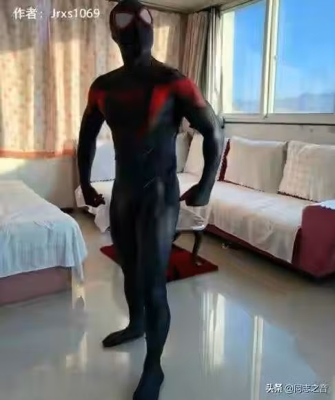 Soái ca, soái tỷ TikTok bị lộ ảnh qua cam thường "đẹp đến... xuất quỷ" ảnh 16