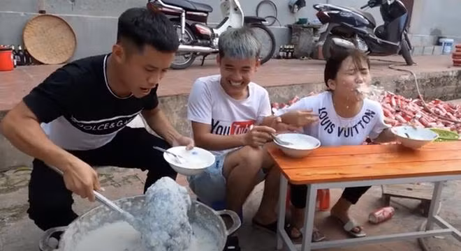 Hưng Vlog làm cháo gà sống nguyên lông, dân mạng kêu gọi report xóa tính năng kiếm tiền!-3