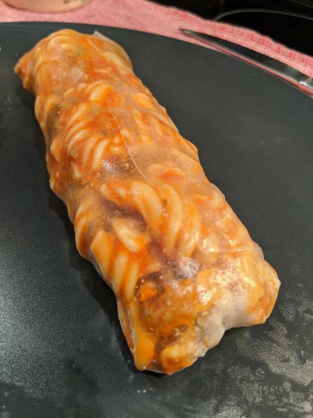Ở nhà rảnh rỗi nên tôi đã vào bếp làm thử món pasta cuộn bánh tráng Những sở thích ăn uống kỳ lạ mà không ai nghĩ sẽ tồn tại trên đời-10