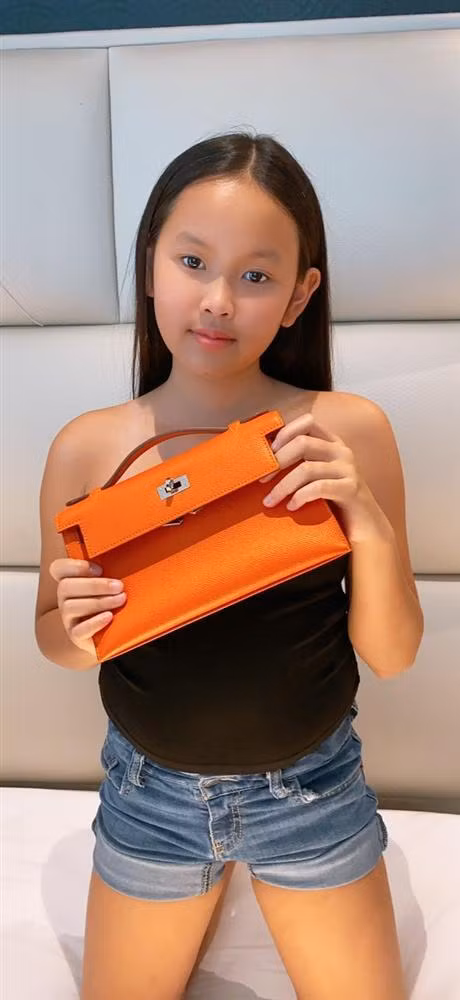 2 chân dài 2k11 xách túi 200 triệu, danh tính không vừa: bố doanh nhân, mẹ chủ công ty-3