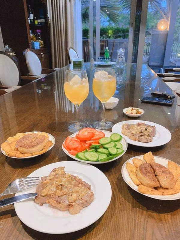 Ngay cả bữa ăn tại gia của Bảo Thy cũng không kém nhà hàng 5 sao.