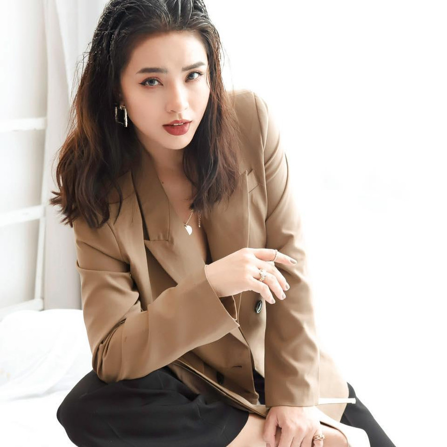 Cách đây 3 năm, trong bài chia sẻ với báo chí, Hải Băng cho biết cô vừa chăm con vừa bán hàng nhưng thu nhập hàng tháng đã lên đến 200 triệu đồng. "Kinh doanh trên mạng lại là việc phổ biến trong thời buổi này. Tôi cũng không ngại bị đánh giá là nghệ sĩ mà đi bán hàng qua mạng. Nhưng thử hỏi làm gì bây giờ mà vừa chăm con, bán hàng qua mạng lại thu 200 triệu đồng/tháng", Hải Băng nói về chuyện bị gọi là nghệ sĩ bán hàng online. Hiện tại, thu nhập của bà xã Thành Đạt được dự đoán cao hơn con số 3 năm trước rất nhiều. Cách đây 3 năm, trong bài chia sẻ với báo chí, Hải Băng cho biết cô vừa chăm con vừa bán hàng nhưng thu nhập hàng tháng đã lên đến 200 triệu đồng. "Kinh doanh trên mạng lại là việc phổ biến trong thời buổi này. Tôi cũng không ngại bị đánh giá là nghệ sĩ mà đi bán hàng qua mạng. Nhưng thử hỏi làm gì bây giờ mà vừa chăm con, bán hàng qua mạng lại thu 200 triệu đồng/tháng", Hải Băng nói về chuyện bị gọi là nghệ sĩ bán hàng online. Hiện tại, thu nhập của bà xã Thành Đạt được dự đoán cao hơn con số 3 năm trước rất nhiều.