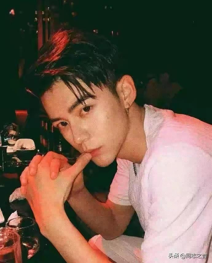 Soái ca, soái tỷ TikTok bị lộ ảnh qua cam thường "đẹp đến... xuất quỷ" ảnh 9