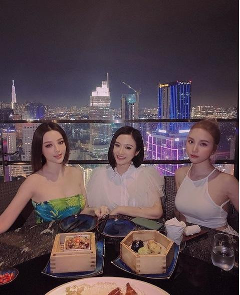 Hội chị em Huyền Baby,Hạnh Sino... chẳng chung huyết thống vẫn giống nhau như tạc ảnh 1 Hội chị em Huyền Baby,Hạnh Sino... chẳng chung huyết thống vẫn giống nhau như tạc ảnh 1