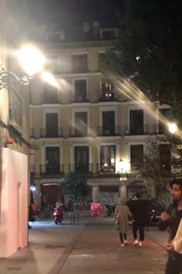 2 vợ chồng tay khiến fan ghen "nổ mắt" khi nắm tay rảo bước tại Madrid.