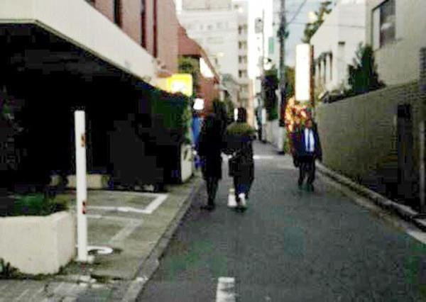 Đầu năm 2018, một fan đã bắt gặp Song Joong Ki và Song Hye Kyo hẹn hò tại một quán cà phê có tên là Café Kitsuné. Đây là một quán cà phê nằm ở quận Aoyama sang trọng, gần ga Omotesando, thuộc Tokyo, Nhật Bản.