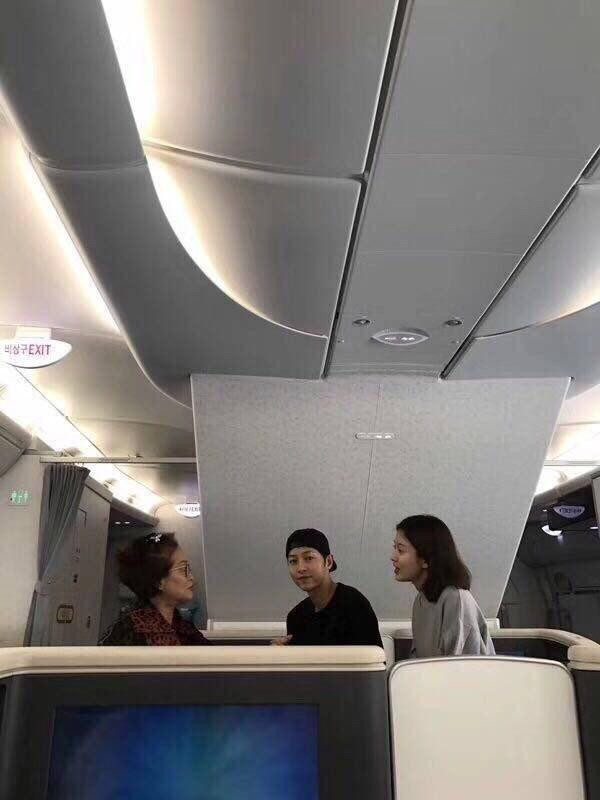 Đầu tháng 09/2017, Song Hye Kyo và Song Joong Ki đã bay sang một số bang ở Mỹ để thực hiện bộ ảnh cưới thế kỷ. Theo thông tin từ báo chí Hàn khi đó, cặp đôi chọn khách sạn hạng sang Palace Hotel ở San Francisco, California để nghỉ ngơi và chụp ảnh cưới ở 3 địa điểm nổi tiếng với khung cảnh cổ kính, thơ mộng là Golden Gate Park, Mill Valley và Calistoga, California. Và hình ảnh cặp đôi hạnh phúc trên máy bay được 1 fan chụp lại, đây là bức hình chung ngoài đời đầu tiên của 2 người