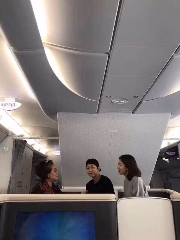 Đầu tháng 09/2017, Song Hye Kyo và Song Joong Ki đã bay sang một số bang ở Mỹ để thực hiện bộ ảnh cưới thế kỷ. Theo thông tin từ báo chí Hàn khi đó, cặp đôi chọn khách sạn hạng sang Palace Hotel ở San Francisco, California để nghỉ ngơi và chụp ảnh cưới ở 3 địa điểm nổi tiếng với khung cảnh cổ kính, thơ mộng là Golden Gate Park, Mill Valley và Calistoga, California. Và hình ảnh cặp đôi hạnh phúc trên máy bay được 1 fan chụp lại, đây là bức hình chung ngoài đời đầu tiên của 2 người