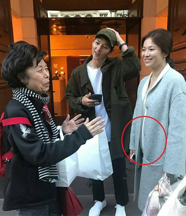 Kinh đô ánh sáng nước Pháp này chính là nơi có "duyên nợ" nhất với Song Hye Kyo và Song Joong Ki. Cặp đôi đến đây rất nhiều lần cùng nhau và vào cuối tháng 9/2017, nữ minh tinh đình đám đã dính nghi vấn bầu bí vì lộ bụng lùm lùm trong loạt ảnh du hí với chồng ở Paris