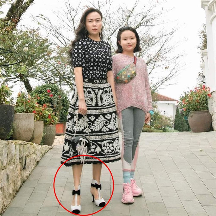 Phượng Chanel bị bóc mẽ photoshop da trắng toát, đầu gối biến mất ảnh 4 Phượng Chanel bị bóc mẽ photoshop da trắng toát, đầu gối biến mất ảnh 4