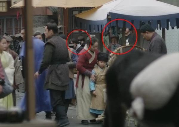 "Cười rách mồm" với sạn phim Hoa ngữ: Nhân viên trường quay lù lù trên màn ảnh ảnh 8