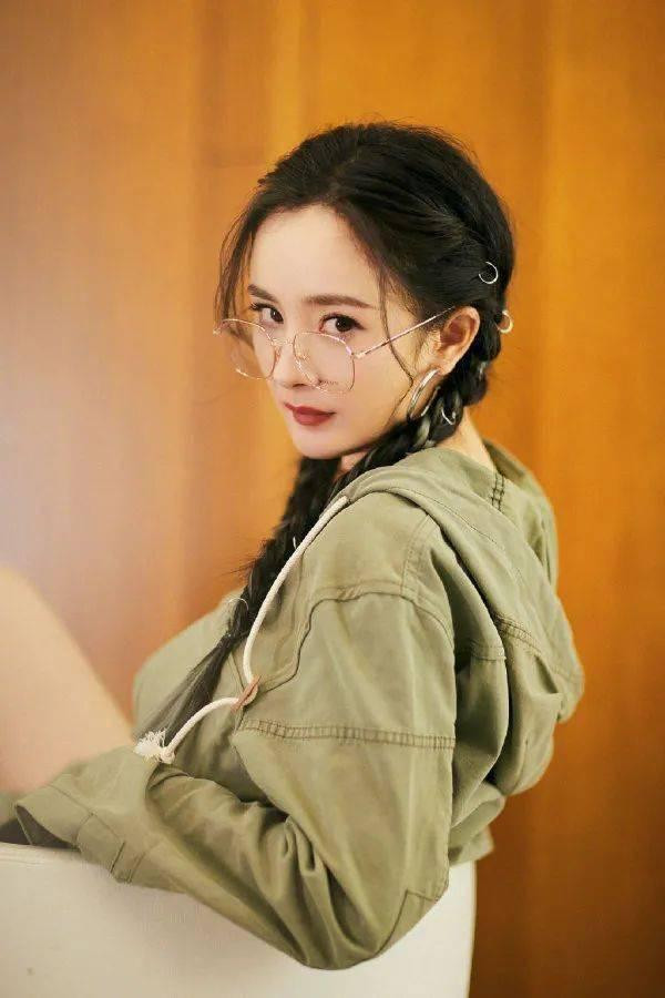 Dương Mịch khi đeo kính gọng kim loại trông cực ngọt ngào và cool ngầu. Đặc biệt lối trang điểm kẻ eyeliner sắc nét và son môi đỏ nâu và tóc tết hai bên cũng giúp mỹ nhân hack tuổi đáng kể. Chiêu make-up cho nàng đeo kính tự tin hẹn hò crush dịp 30/4-3