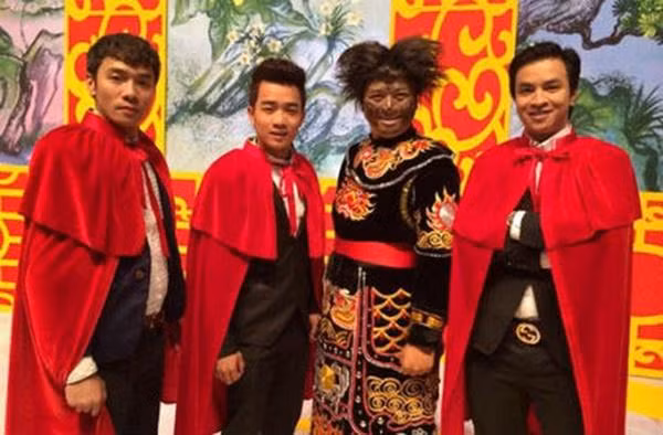 Thiên Lôi trong Táo Quân: Người như soái ca, người xấu đau đớn ảnh 5 Thiên Lôi trong Táo Quân: Người như soái ca, người xấu đau đớn ảnh 5