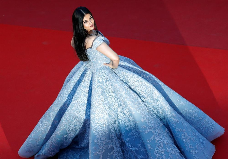 Aishwarya Rai diện đầm xanh pastel khoét ngực, đính họa tiết ren của Michael Cinco. Hoa hậu đẹp nhất mọi thời đại ở đâu trong cơn sóng thần COVID-19 tại Ấn Độ ?-3