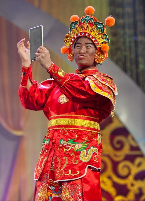 Thiên Lôi trong Táo Quân: Người như soái ca, người xấu đau đớn ảnh 7 Thiên Lôi trong Táo Quân: Người như soái ca, người xấu đau đớn ảnh 7