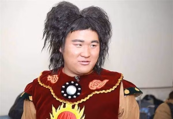 Thiên Lôi trong Táo Quân: Người như soái ca, người xấu đau đớn ảnh 3 Thiên Lôi trong Táo Quân: Người như soái ca, người xấu đau đớn ảnh 3