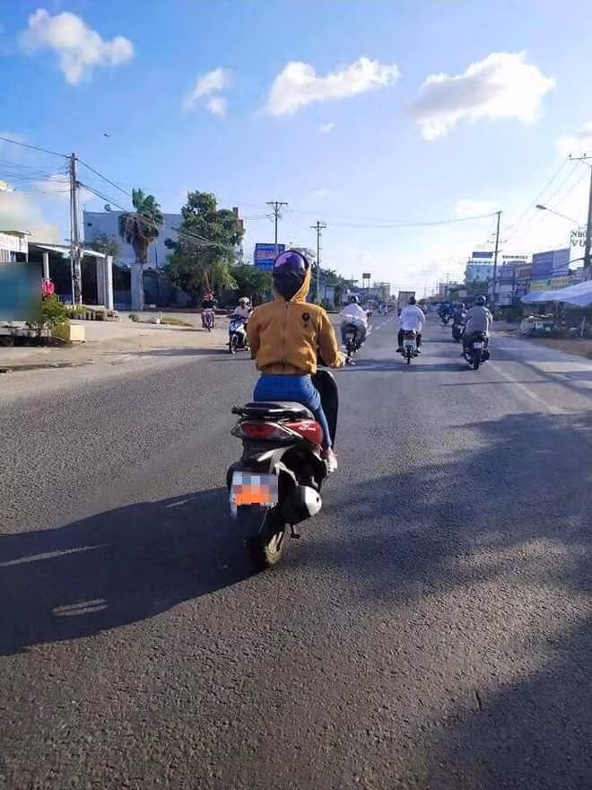 Thoạt nhìn sẽ thấy cô gái này ăn mặc không khác những người khi đi ra đường với áo khoác chống nắng, mũ bảo hiểm, mũ áo trùm kín mít để ấm áp.