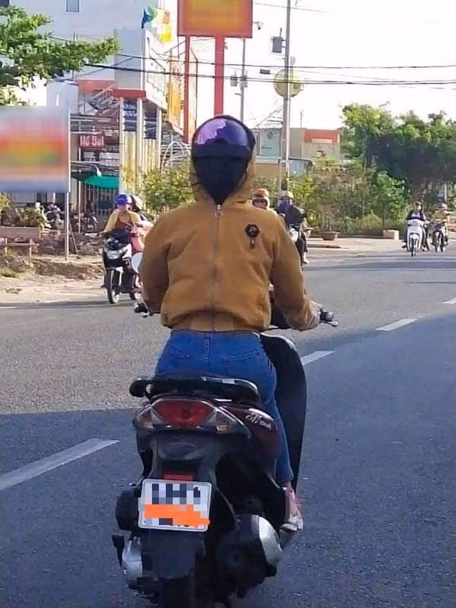 Nhưng đến gần mới nhận ra cô nàng này đang mặc áo và đội mũ ngược cực kì khó hiểu. Cách mặc đồ của cô gái gây lú cực mạnh, không hiểu cô nàng sẽ lái xe kiểu gì.