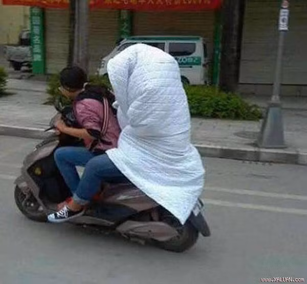 Nhiều người không ngại xấu mang nguyên cả chăn ra đường.