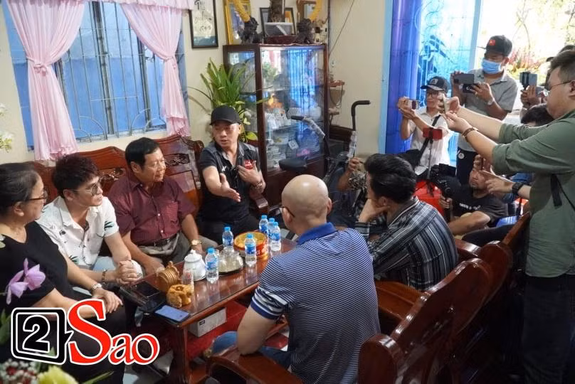 Vợ hai Vân Quang Long tặng lại 100 triệu cho bố mẹ chồng-1