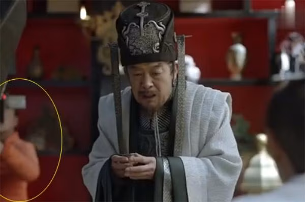 "Cười rách mồm" với sạn phim Hoa ngữ: Nhân viên trường quay lù lù trên màn ảnh ảnh 1