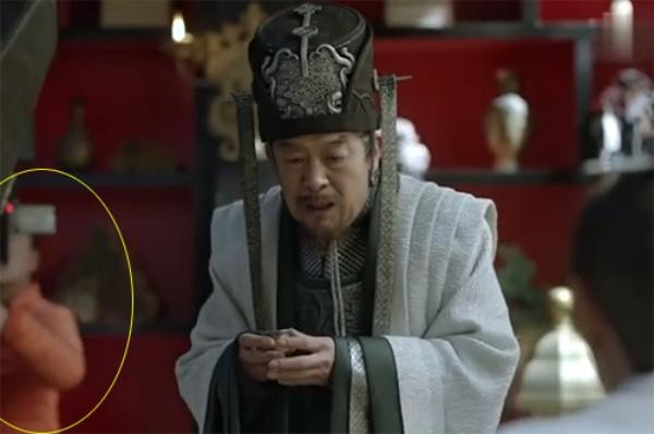 "Cười rách mồm" với sạn phim Hoa ngữ: Nhân viên trường quay lù lù trên màn ảnh ảnh 1