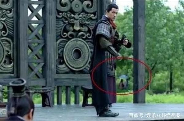 "Cười rách mồm" với sạn phim Hoa ngữ: Nhân viên trường quay lù lù trên màn ảnh ảnh 11