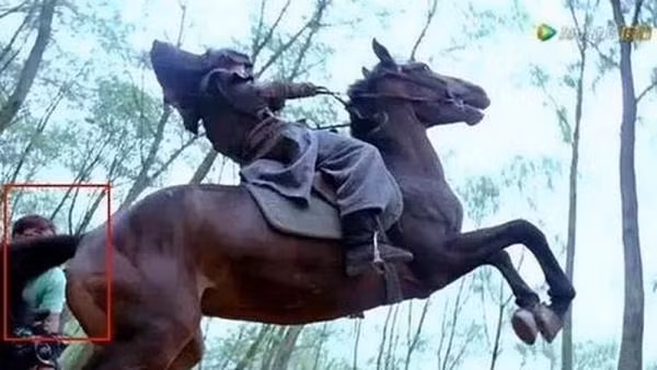 "Cười rách mồm" với sạn phim Hoa ngữ: Nhân viên trường quay lù lù trên màn ảnh ảnh 5