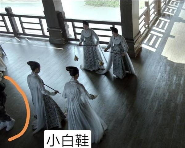 "Cười rách mồm" với sạn phim Hoa ngữ: Nhân viên trường quay lù lù trên màn ảnh ảnh 2